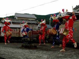 新上五島町の江ノ浜念仏踊りの風景