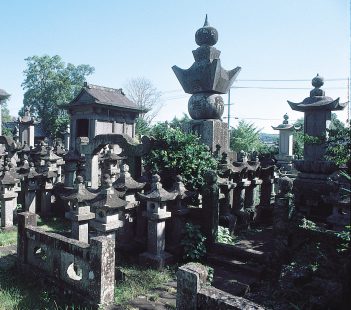 本経寺大村家墓碑群墓石７８基・石燈篭４８１基