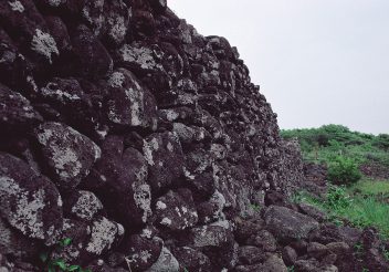 富江町・山崎の石塁