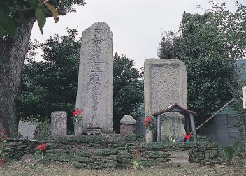 西彼町のキリシタン墓碑（２基）