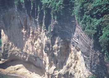 新魚目曽根火山赤ダキ断崖