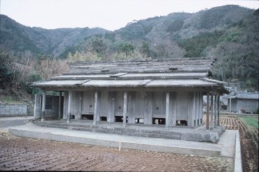 椎根の石屋根倉庫