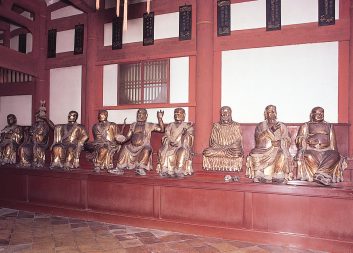 崇福寺本堂の仏像群