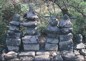 長与の寺屋敷跡五輪塔群