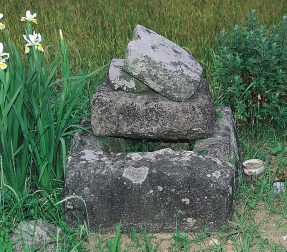 西有家町里坊のキリシタン墓碑