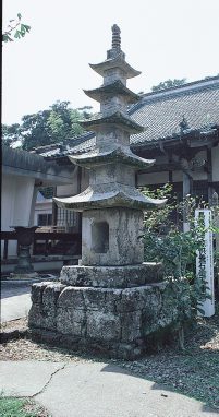 長泉寺の鯨供養石造五重塔