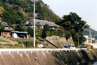 旧小川家住宅主屋（建築物）・石垣（工作物）