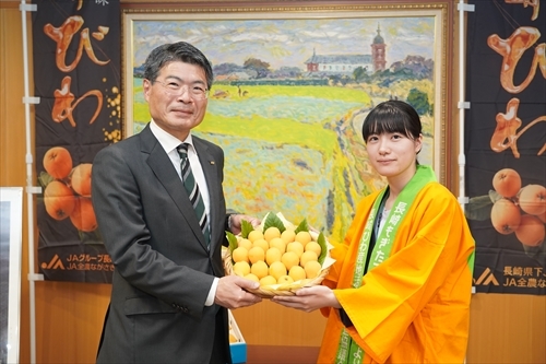 びわ贈呈.JPG