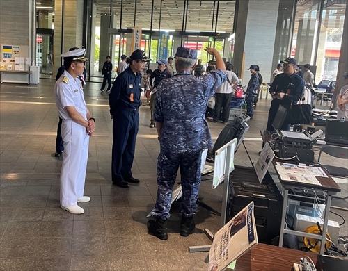 海上自衛隊の通信機材の視察.JPG