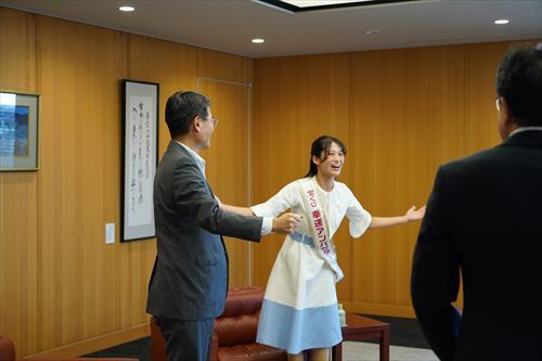スペイン語で盛り上げる志賀さんと知事の姿_R.JPG