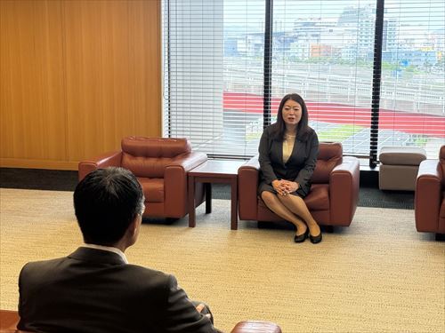 知事と馬場副知事との会話の様子.JPG
