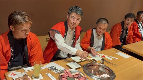 グランドチャンピオン賞受賞牛を試食する平田知事_R.JPG