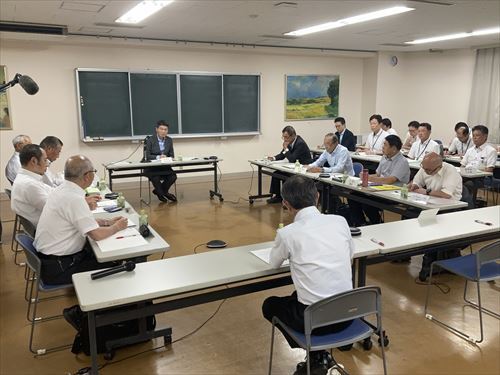 議員の方からのご意見を聞く平田知事_R.JPG