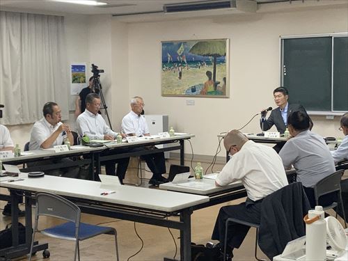 議員の方に積極的に質問をする平田知事_R.JPG