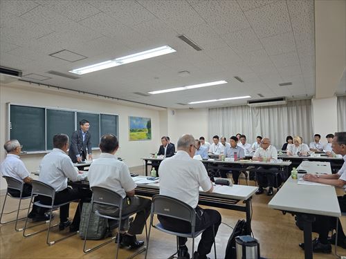 川棚町議会議員有志の皆様に挨拶を述べる平田知事_R.jpg