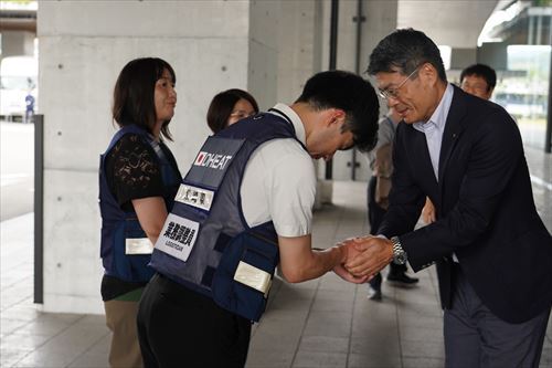 知事と握手を交わす_R.JPG