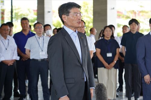 激励する知事.JPG