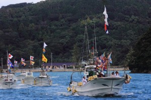 新上五島町鯛ノ浦港での海上パレード