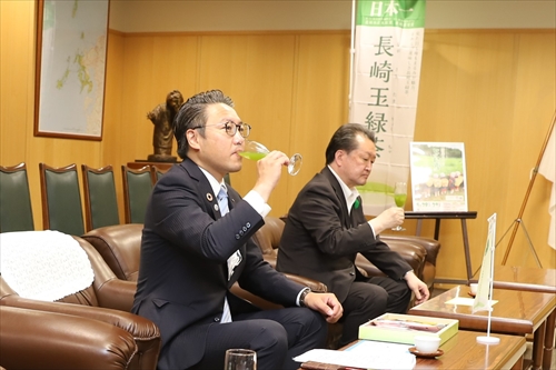 新茶を試飲する知事