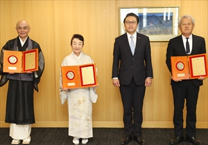 受章者の皆さんと大石知事