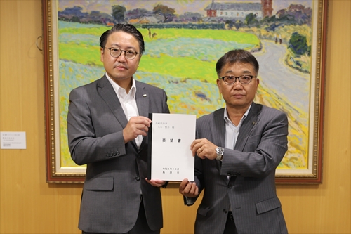 要望書を受け取る大石知事