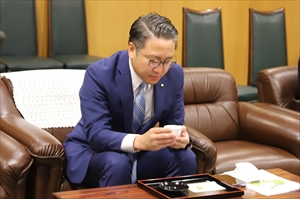 お茶をいただく大石知事