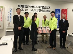 長崎県養豚協会からひとり親家庭福祉会ながさきへの豚肉贈呈式