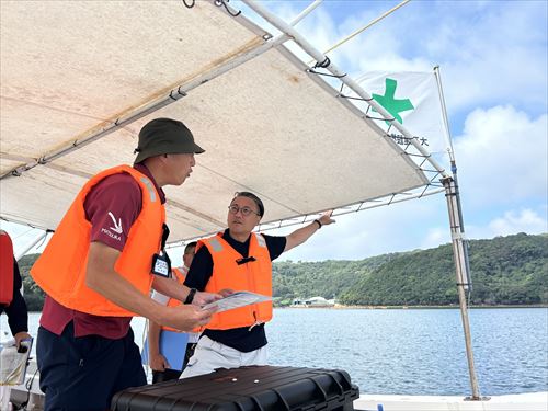 現地で担当者に説明を受ける大石知事_R