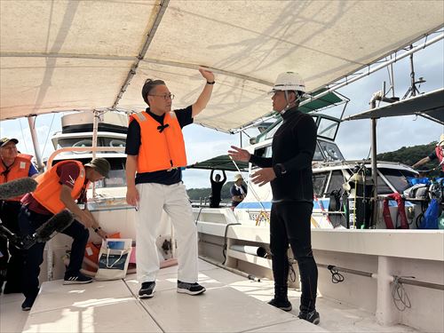 調査を終えたダイバーに話を聞く大石知事_R