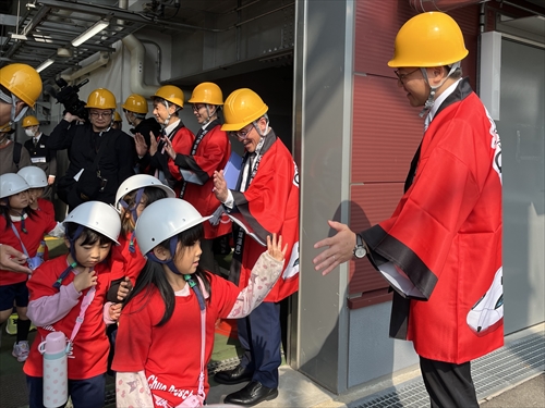 知事と子供たちの様子_R