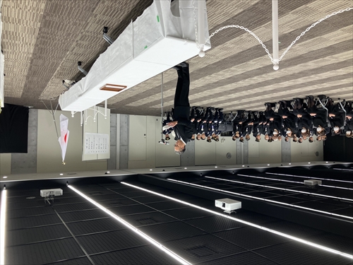 式辞を述べる理事_R