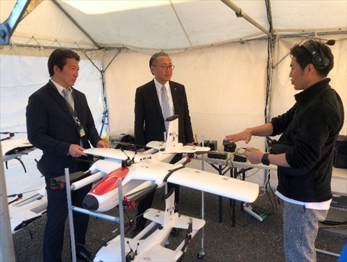 ドローンレース機体の説明を受けている様子_R