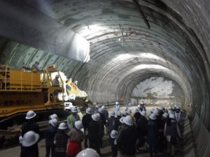 4号トンネルで掘削機械のデモンストレーションを行いました。