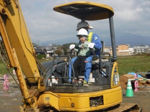 バックホウの試乗体験