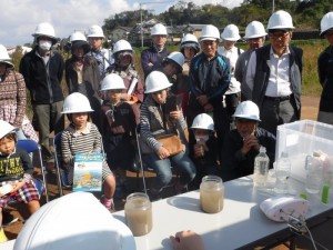 実験コーナーでは濁水処理の実験を行いました