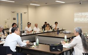 委員の意見に耳を傾ける知事