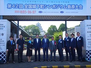 関係者と記念撮影