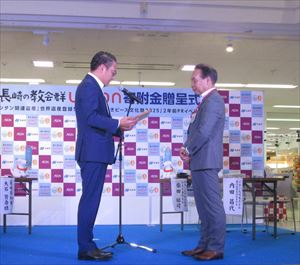 イオン九州（株）柴田社長へ感謝状を贈呈する大石知事