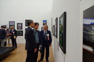 受賞作品を鑑賞されている場面