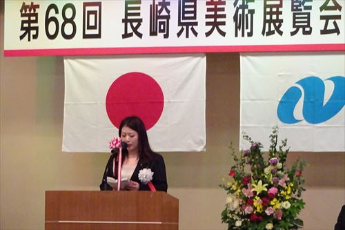 祝辞を述べられている場面