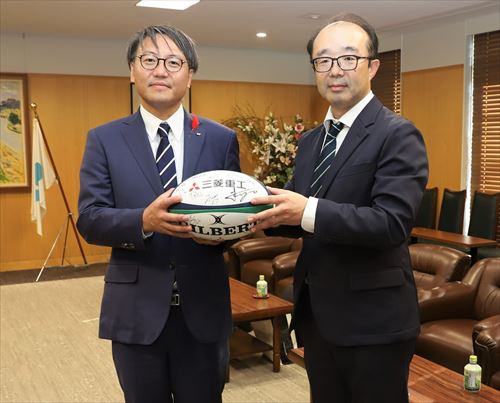 ラグビーボール手渡す様子