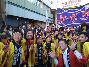  山県会場踊り子の皆さんと記念撮影
