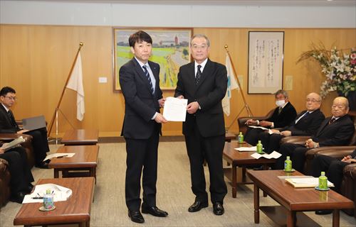 要望書を手渡す様子