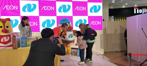 お楽しみ抽選会で商品を手渡す大石知事