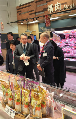 長崎フェアを視察する大石知事