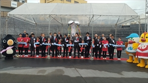 関係者によるテープカット・くす玉開披