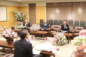 20240501_「母の日」カーネーション贈呈 (16)_R