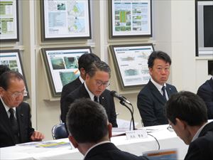 １概要説明をする知事_R