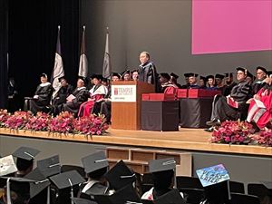 テンプル大学ジャパンキャンパス卒業式_知事_R