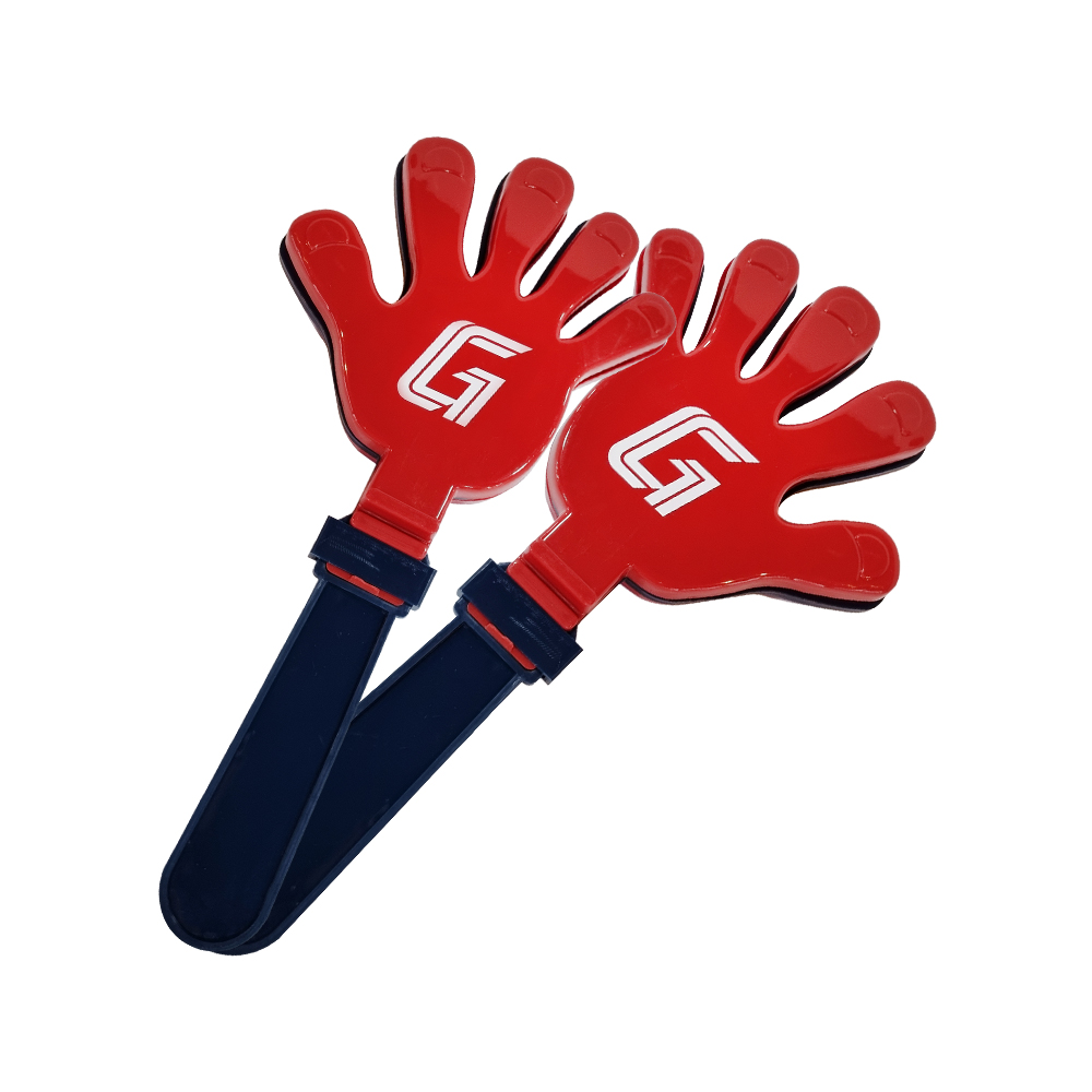 新聞紙のポンポンを使って応援するファンの様子